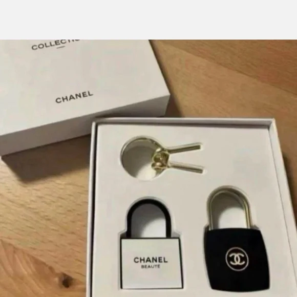 CHANEL | Accessories | Chanel Black And Gold Padlock Set  display picture 2